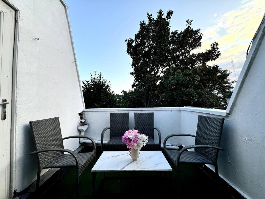 Newly Renovated Kensington 2 Bedroom Apartment With Balcony Near Harrods Sleeps 6, 2 Min Walk From Station Londra Exterior foto