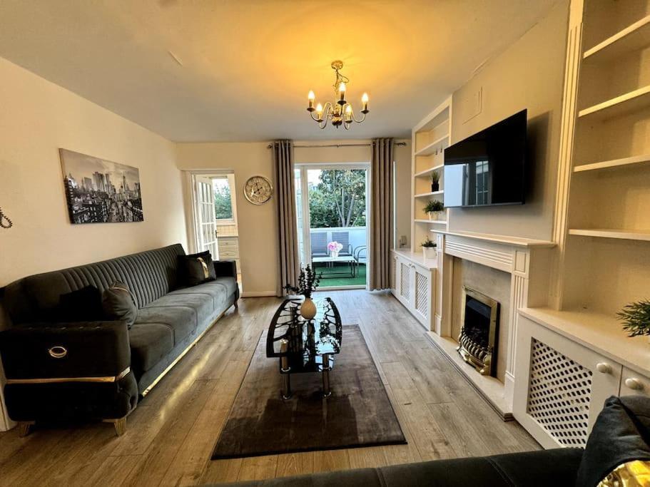 Newly Renovated Kensington 2 Bedroom Apartment With Balcony Near Harrods Sleeps 6, 2 Min Walk From Station Londra Exterior foto
