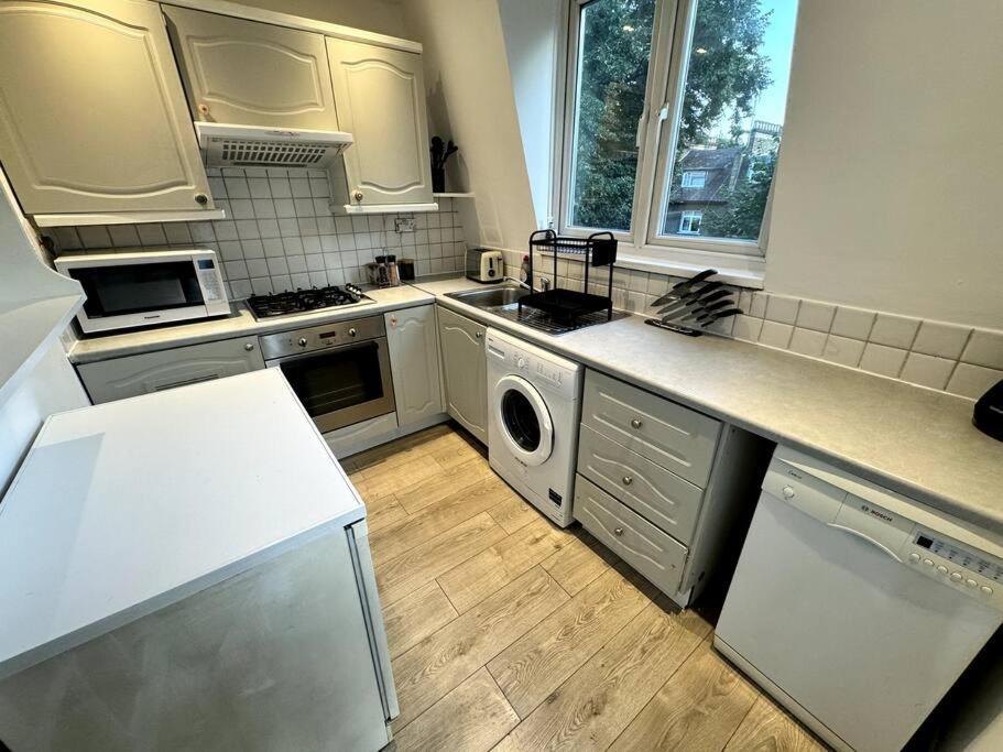 Newly Renovated Kensington 2 Bedroom Apartment With Balcony Near Harrods Sleeps 6, 2 Min Walk From Station Londra Exterior foto
