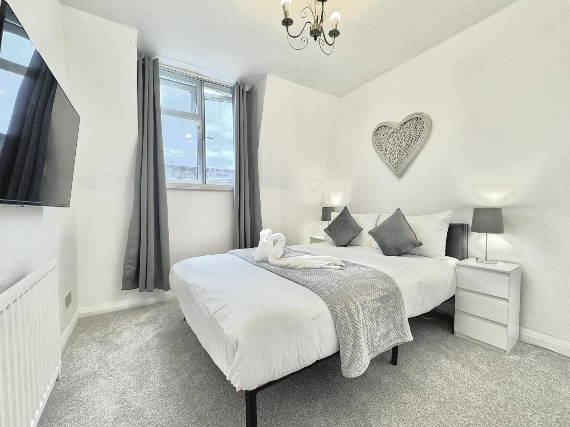 Newly Renovated Kensington 2 Bedroom Apartment With Balcony Near Harrods Sleeps 6, 2 Min Walk From Station Londra Exterior foto