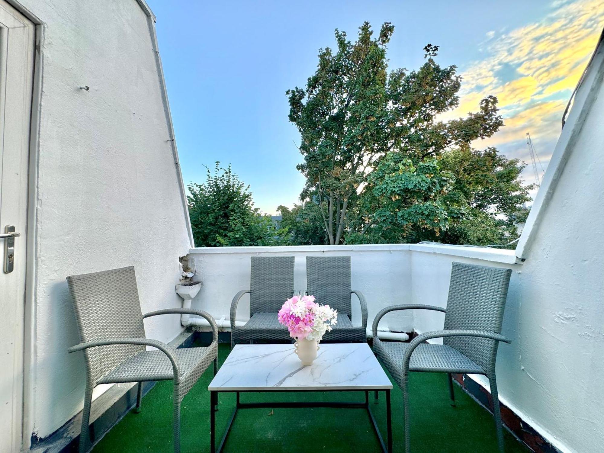 Newly Renovated Kensington 2 Bedroom Apartment With Balcony Near Harrods Sleeps 6, 2 Min Walk From Station Londra Exterior foto