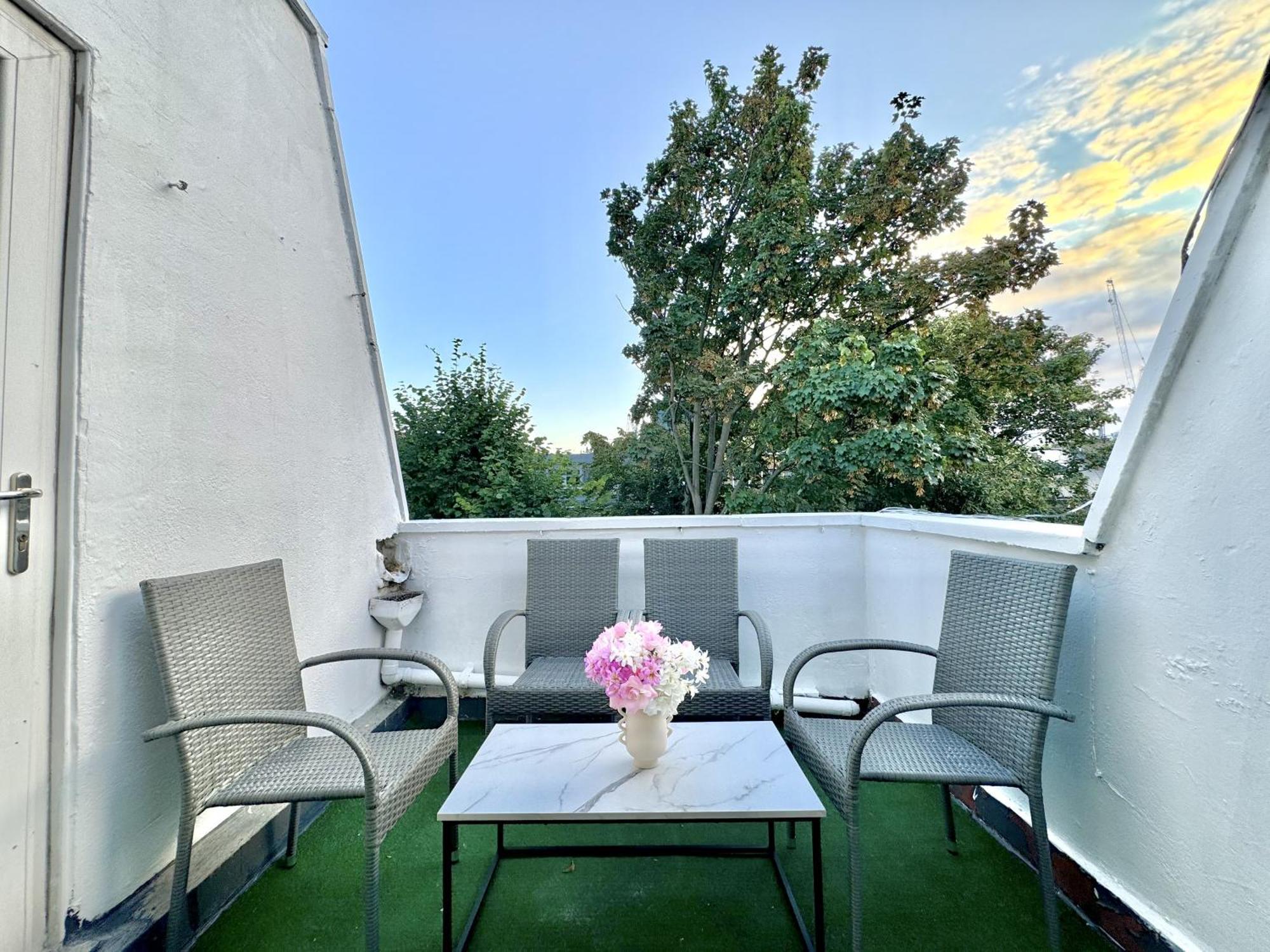 Newly Renovated Kensington 2 Bedroom Apartment With Balcony Near Harrods Sleeps 6, 2 Min Walk From Station Londra Exterior foto