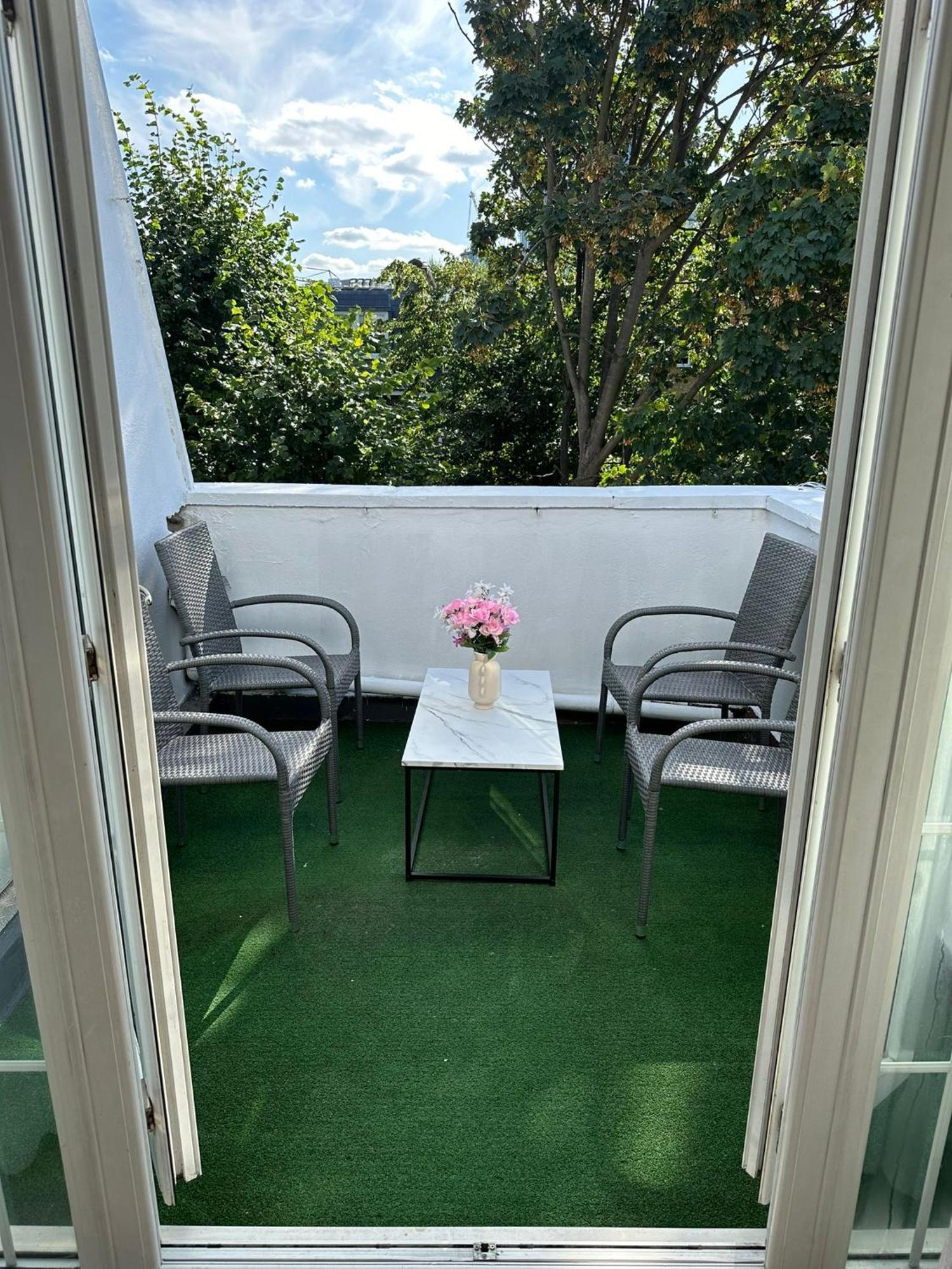 Newly Renovated Kensington 2 Bedroom Apartment With Balcony Near Harrods Sleeps 6, 2 Min Walk From Station Londra Exterior foto