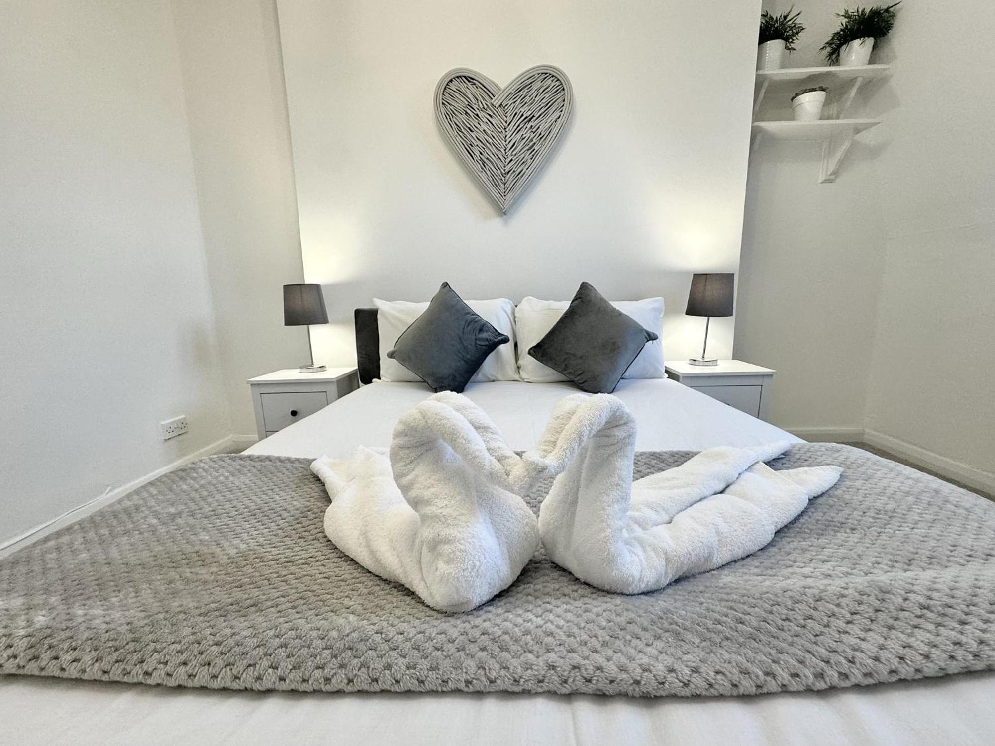 Newly Renovated Kensington 2 Bedroom Apartment With Balcony Near Harrods Sleeps 6, 2 Min Walk From Station Londra Exterior foto