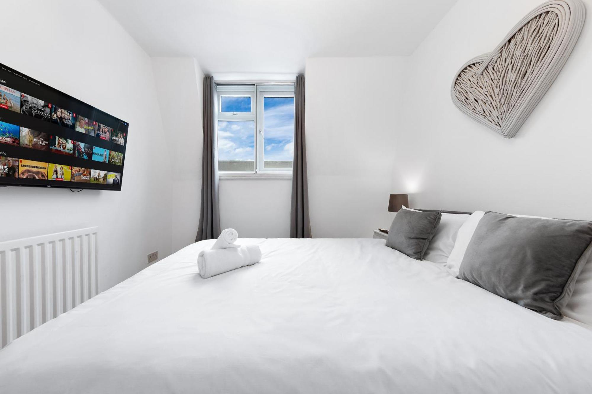 Newly Renovated Kensington 2 Bedroom Apartment With Balcony Near Harrods Sleeps 6, 2 Min Walk From Station Londra Exterior foto