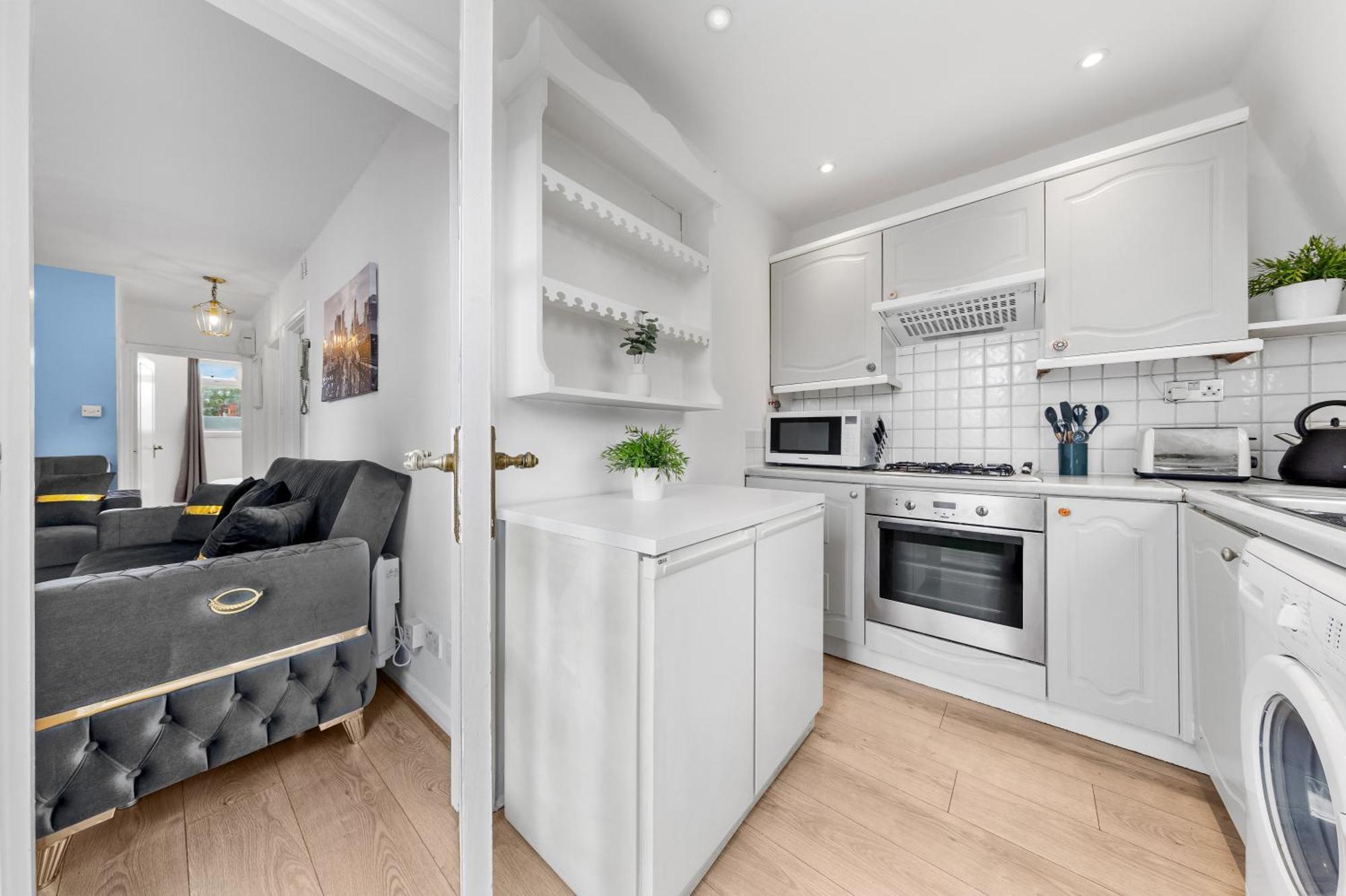 Newly Renovated Kensington 2 Bedroom Apartment With Balcony Near Harrods Sleeps 6, 2 Min Walk From Station Londra Exterior foto