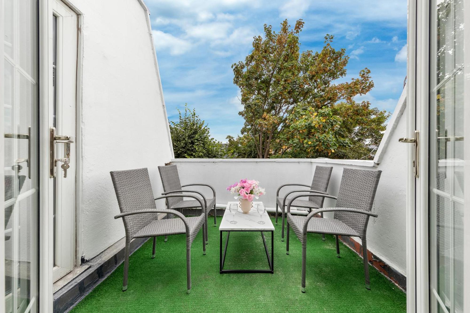 Newly Renovated Kensington 2 Bedroom Apartment With Balcony Near Harrods Sleeps 6, 2 Min Walk From Station Londra Exterior foto