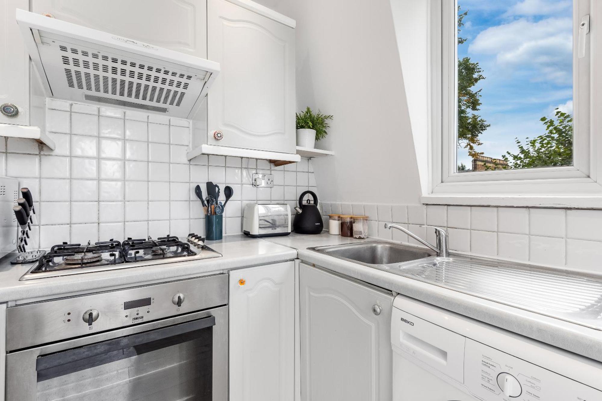 Newly Renovated Kensington 2 Bedroom Apartment With Balcony Near Harrods Sleeps 6, 2 Min Walk From Station Londra Exterior foto