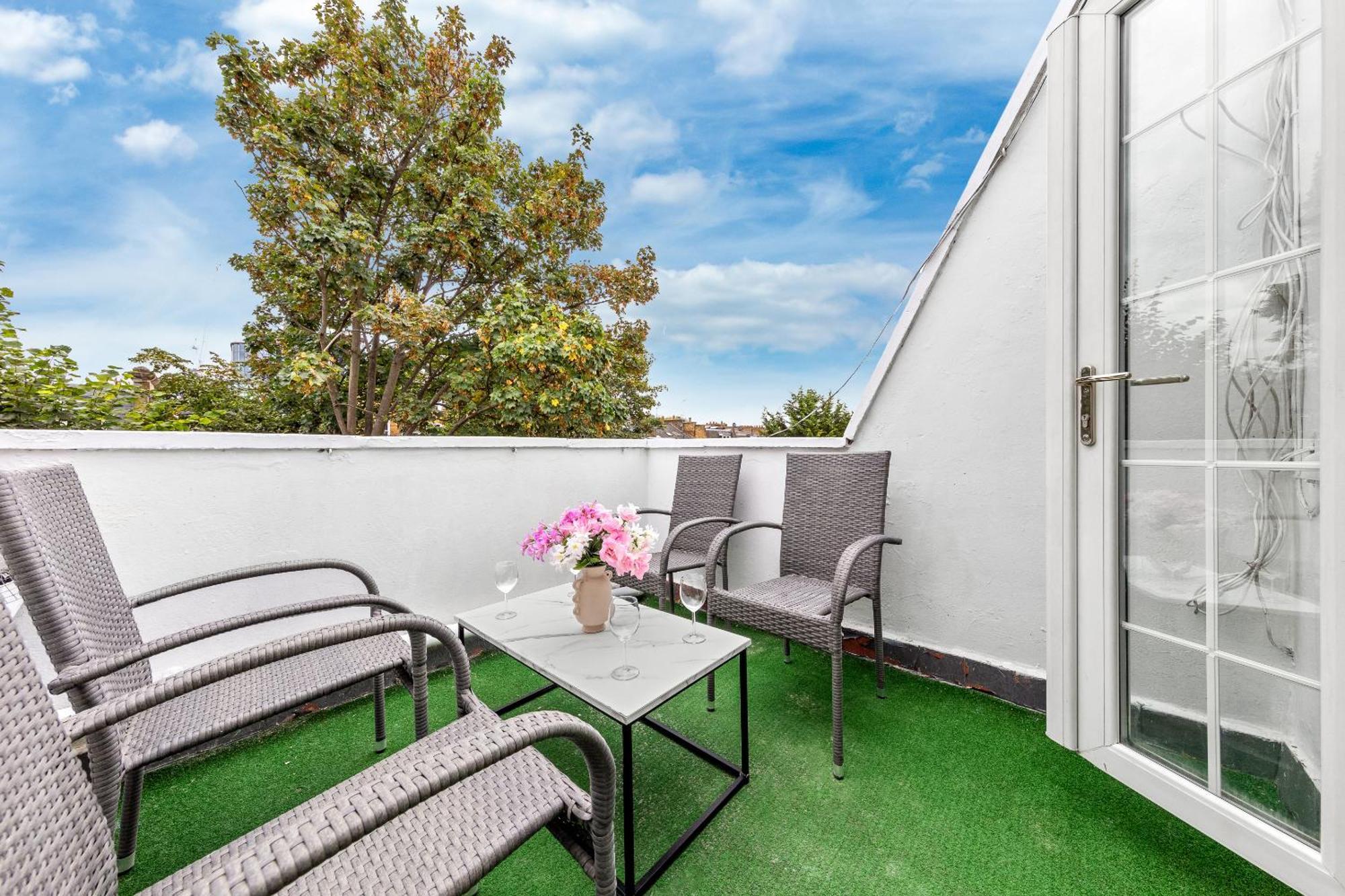 Newly Renovated Kensington 2 Bedroom Apartment With Balcony Near Harrods Sleeps 6, 2 Min Walk From Station Londra Exterior foto