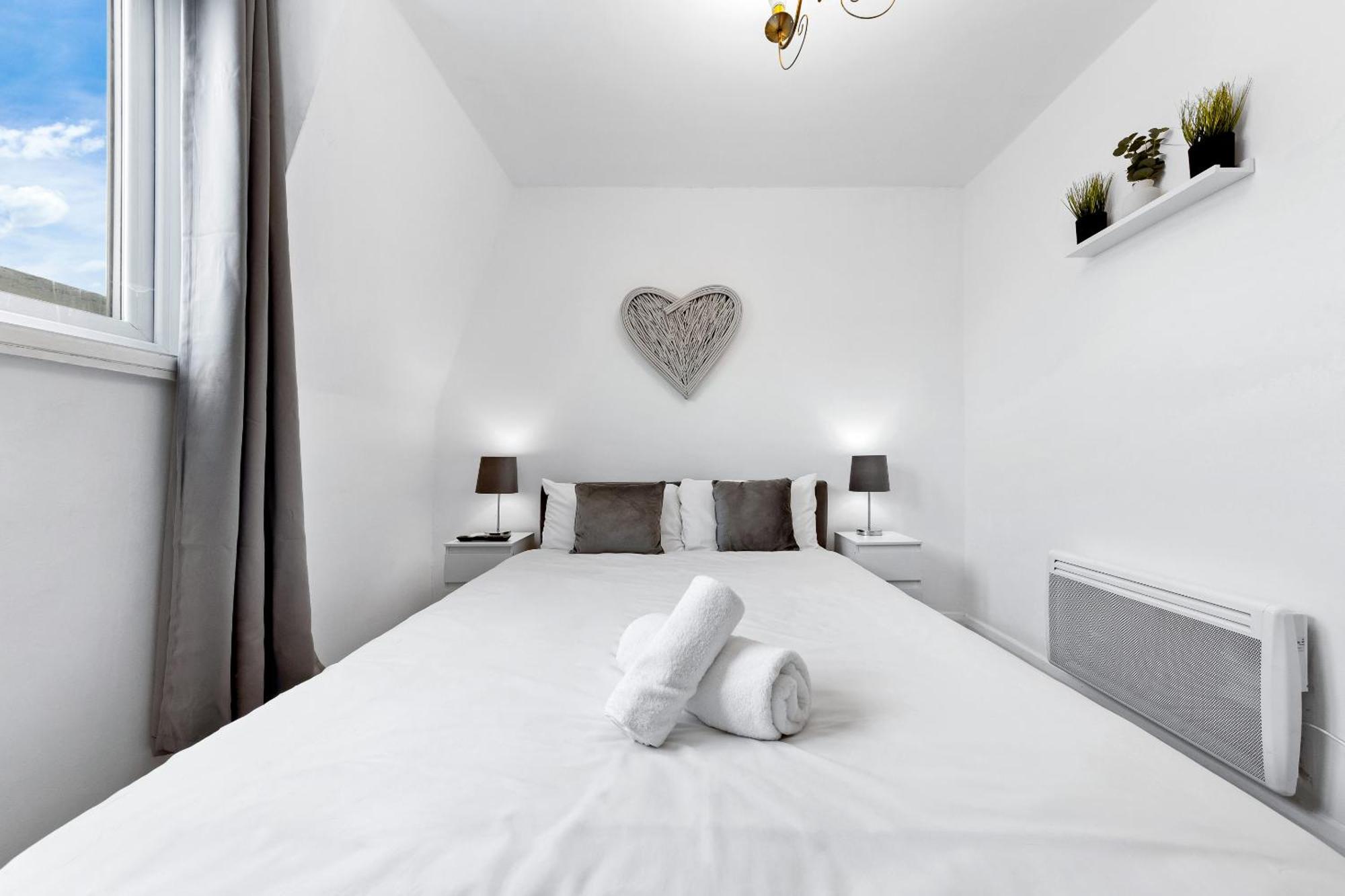 Newly Renovated Kensington 2 Bedroom Apartment With Balcony Near Harrods Sleeps 6, 2 Min Walk From Station Londra Exterior foto