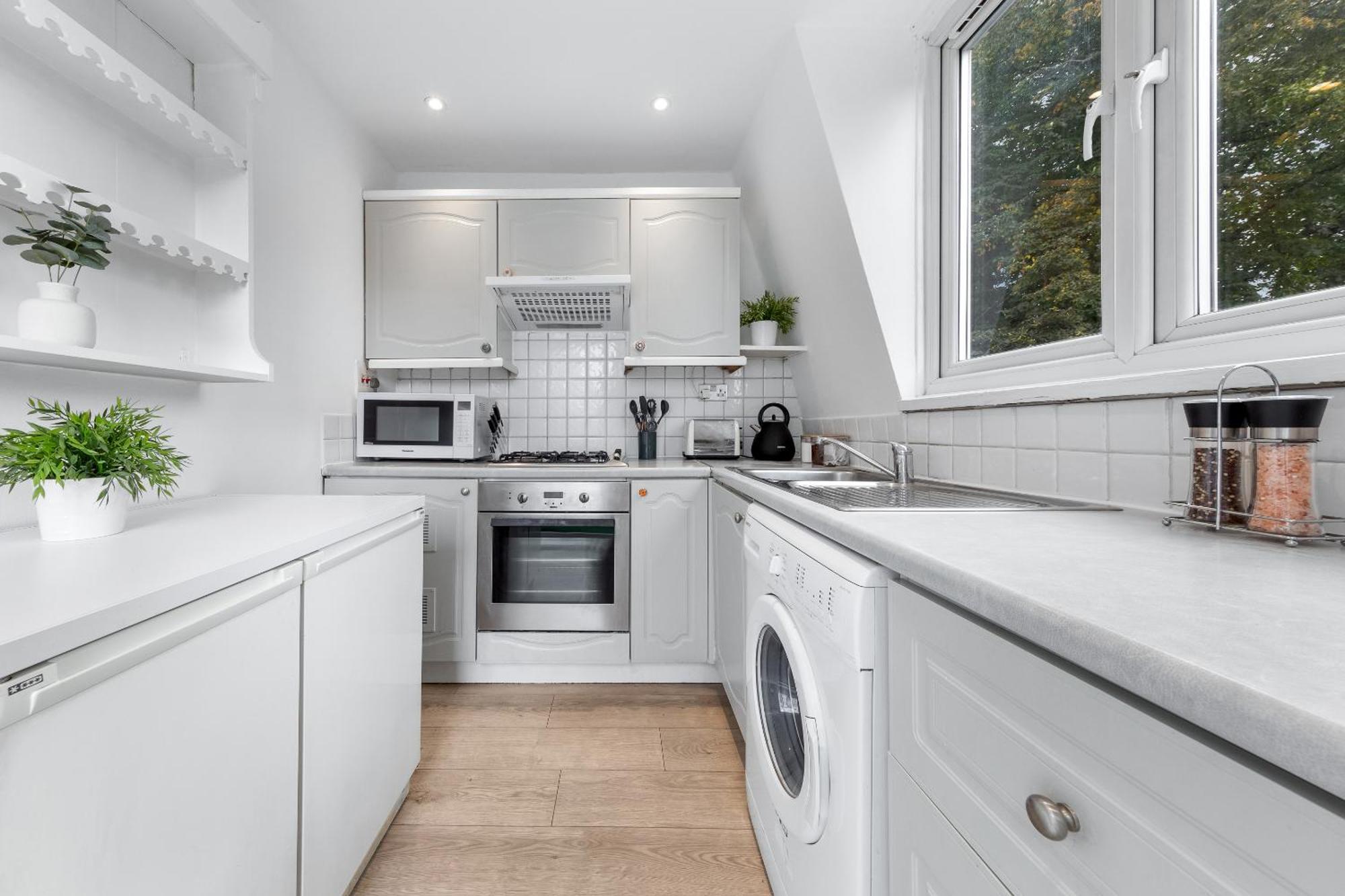 Newly Renovated Kensington 2 Bedroom Apartment With Balcony Near Harrods Sleeps 6, 2 Min Walk From Station Londra Exterior foto