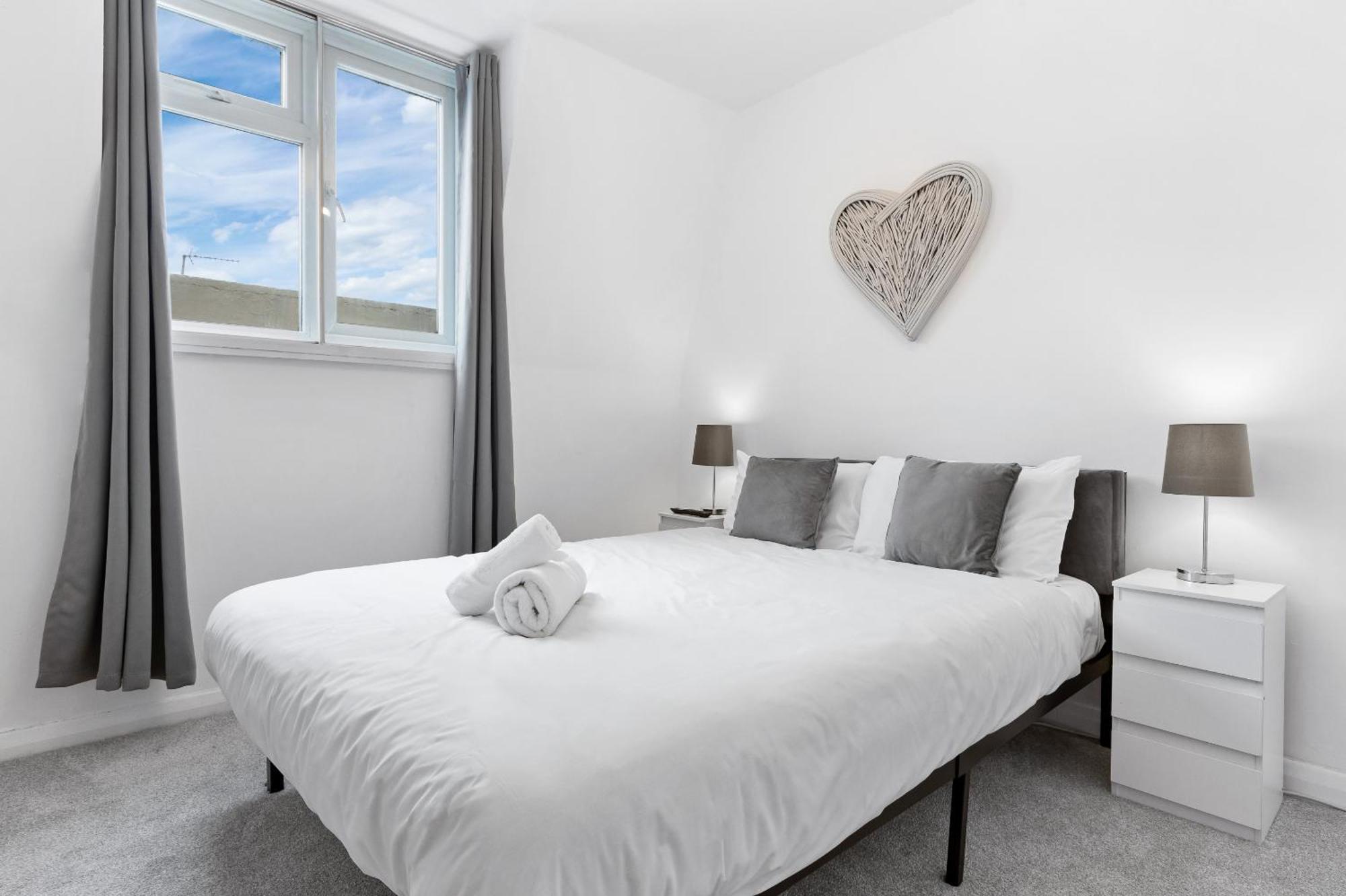 Newly Renovated Kensington 2 Bedroom Apartment With Balcony Near Harrods Sleeps 6, 2 Min Walk From Station Londra Exterior foto