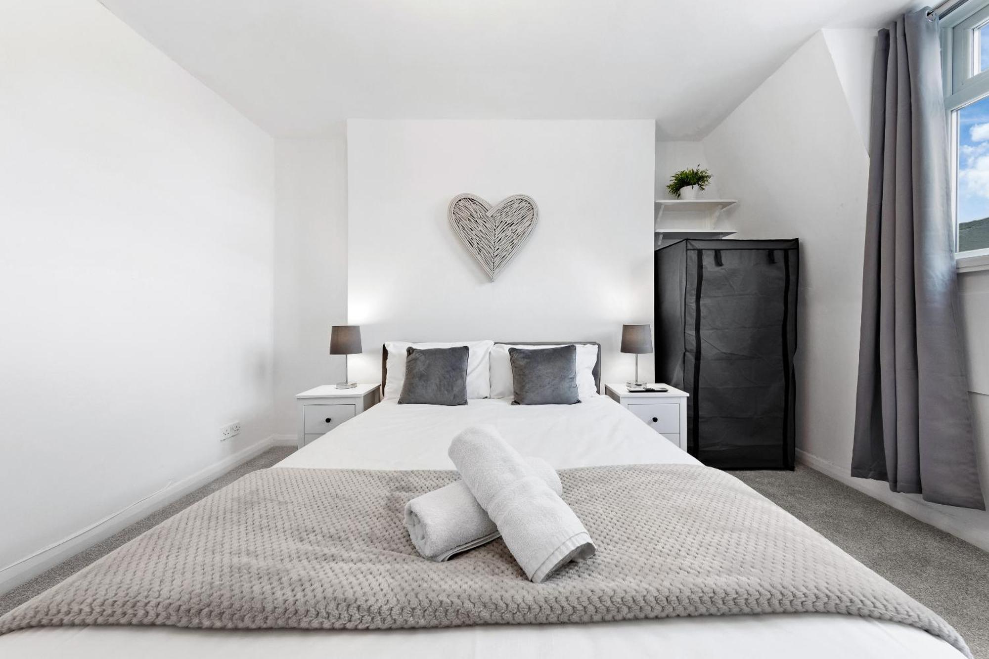 Newly Renovated Kensington 2 Bedroom Apartment With Balcony Near Harrods Sleeps 6, 2 Min Walk From Station Londra Exterior foto